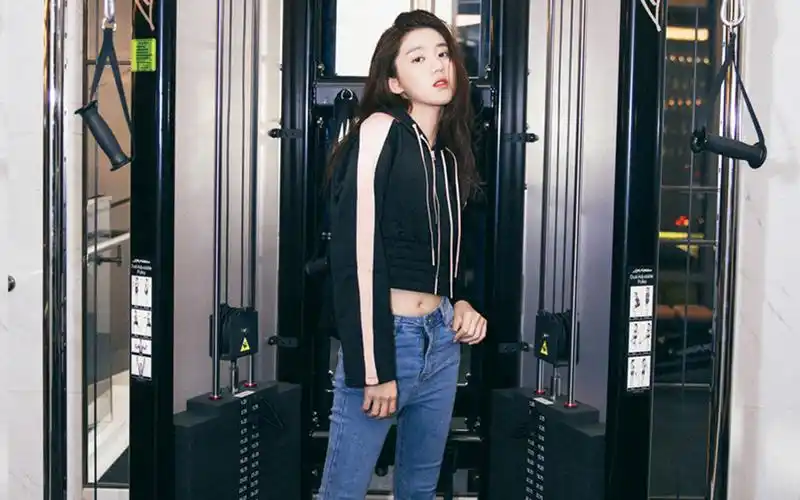 李凯馨运动风健身房写真高清壁纸-大陆明星-手机壁纸下载-美桌网