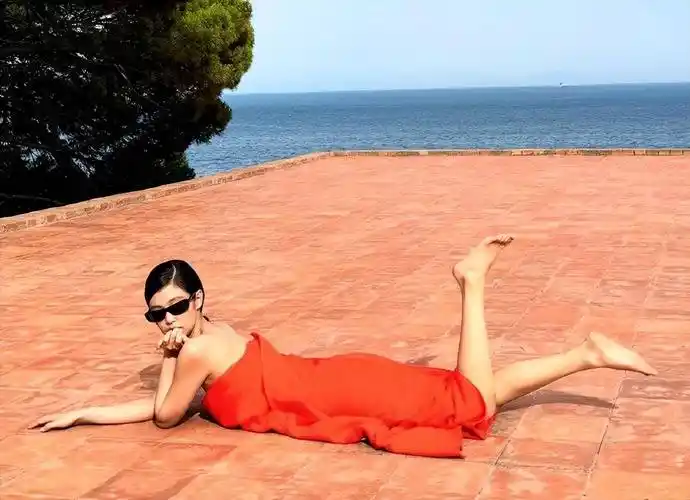 尤其是jennie赤着脚,展现出天生的魅力,虽然她外表朴素,但却散发着