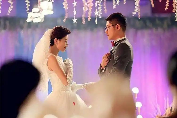 万茜的老公并不是圈内人,叫徐洪涛,是一位名不见经传的摄影师,万茜的