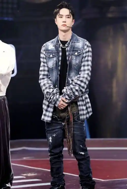 王一博不愧是"酷盖",直接穿两条裤子上台,粉丝看后都欣赏不来_黑色