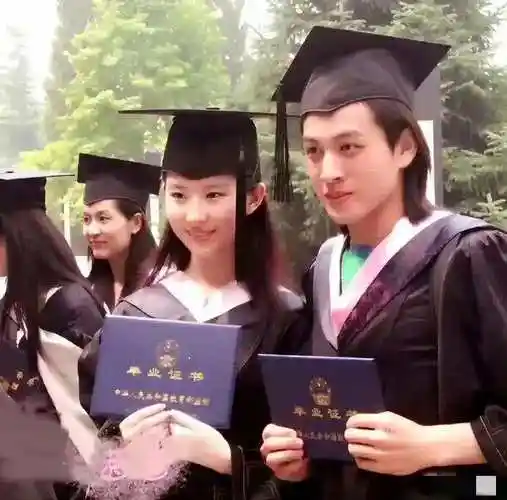 刘亦菲当年的毕业照,旁边那位神秘男生究竟是谁?在这几张照片里,刘