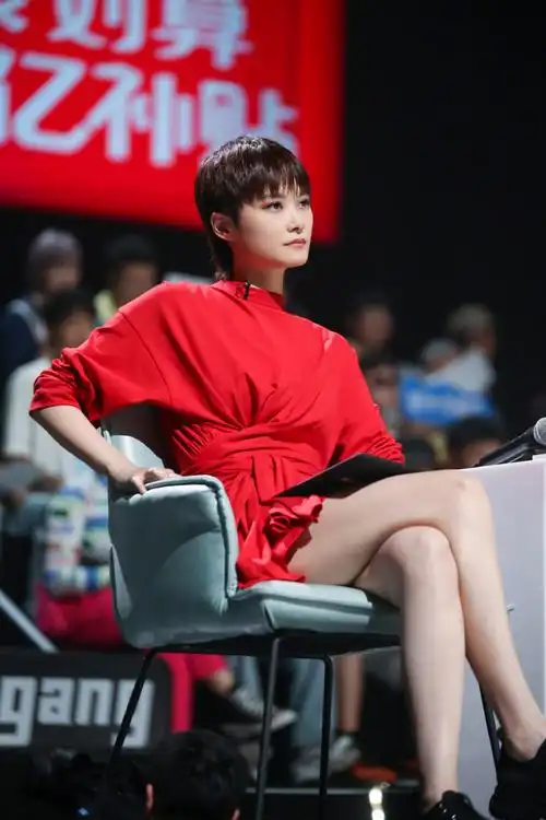 李宇春秀美腿也是毫不含糊,穿气质款连衣裙好优雅,细腿又白又直