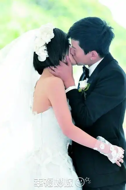 张杰谢娜亲吻结婚照