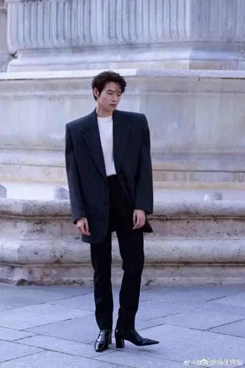 而且这次有很多全身图,粉丝被魏大勋喂的饱饱的,好幸福了!