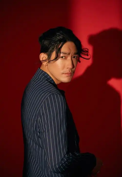 张博西装成熟魅力写真图片