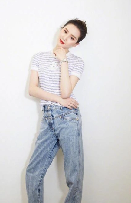 细数女明星们的夏季"减龄"牛仔裤穿搭,又潮又时髦,照着穿很美