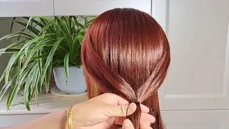 40岁左右的妈妈,试试这样盘发,有气质显年轻