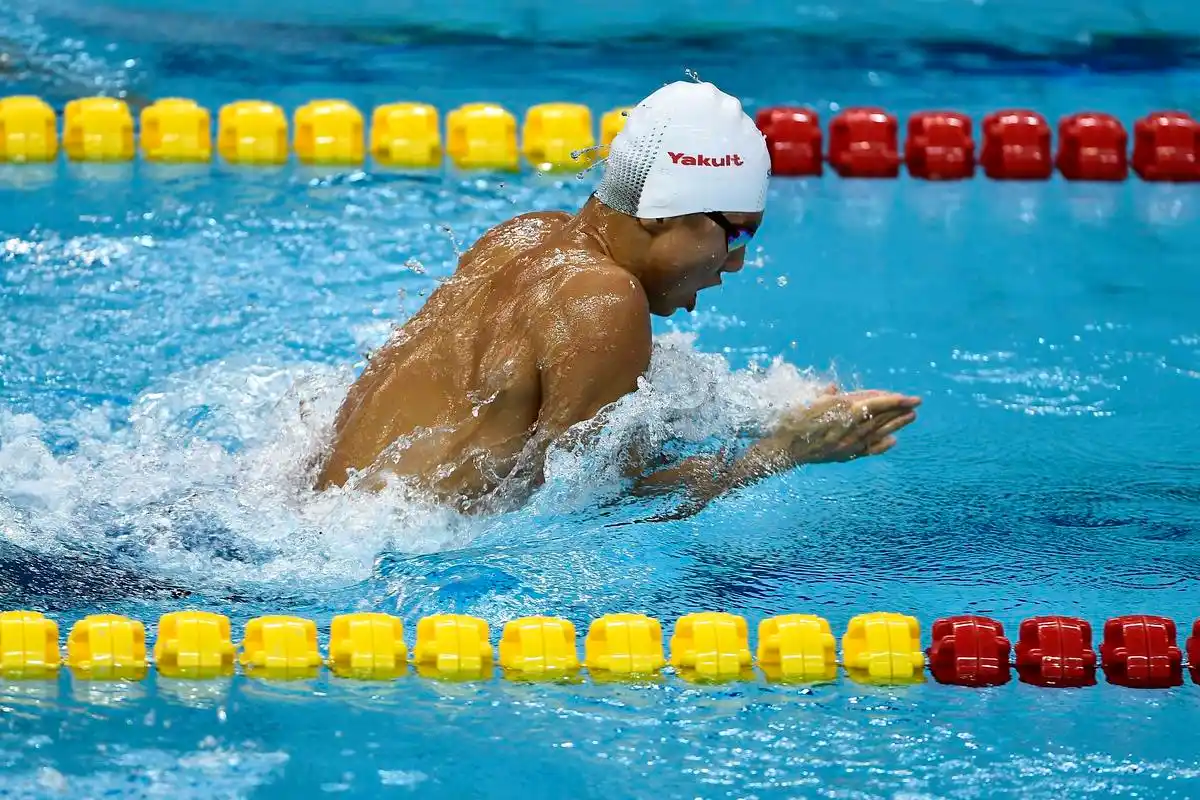 游泳——世界杯:闫子贝获男子100米蛙泳冠军_决赛