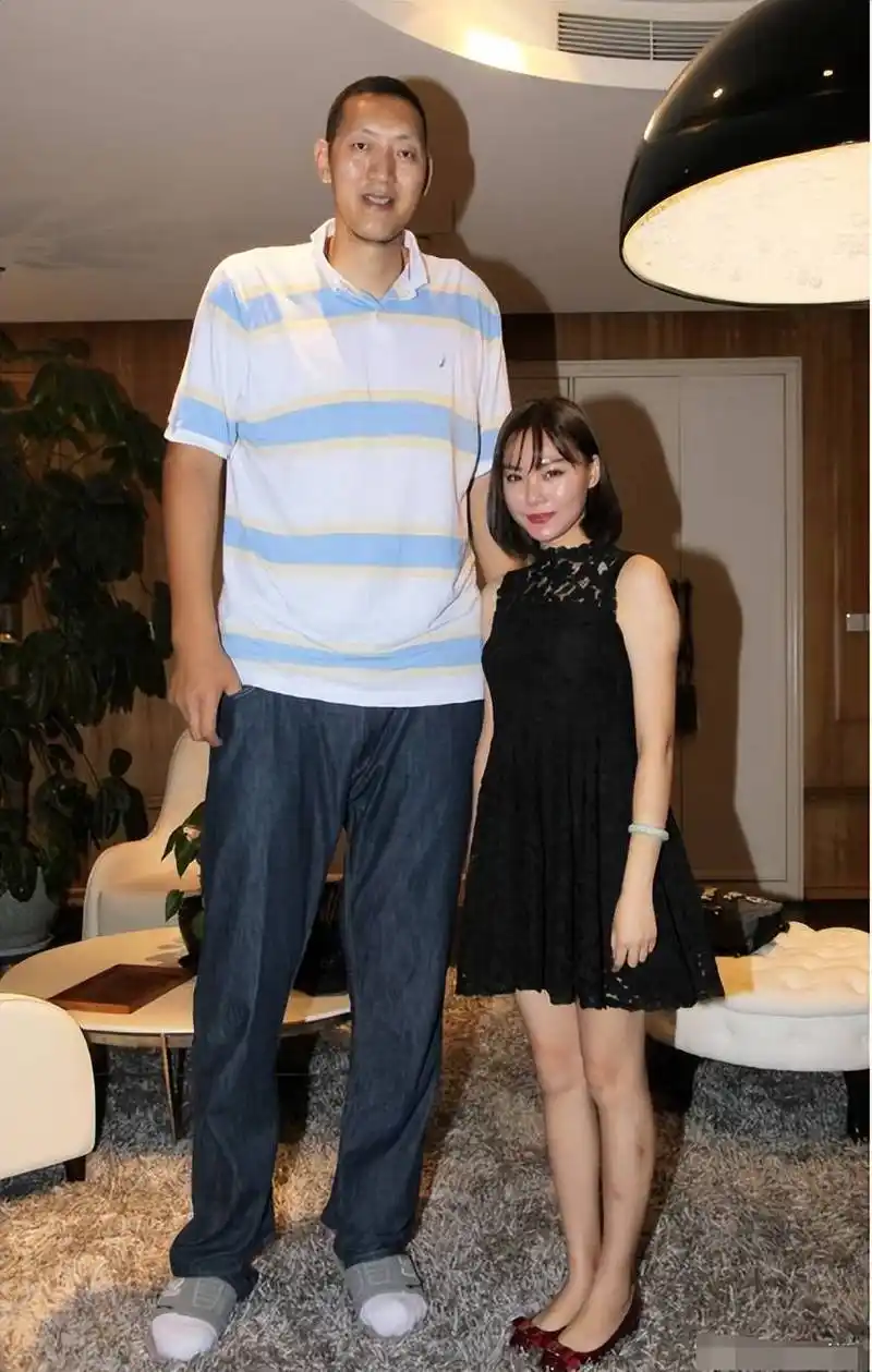 2米36孙明明近况,进娱乐圈发展,娶1米8妻子,女儿也打球_身高_篮球_cba