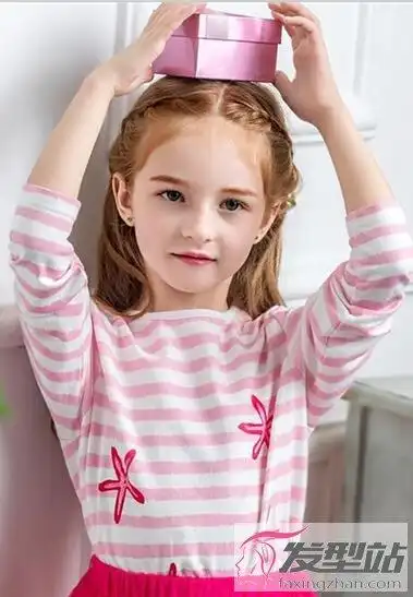 长发小女孩怎么梳头发好看 小学生也可以很时尚优雅_发型站_最新流行