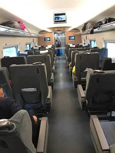 陪伴父母坐高铁