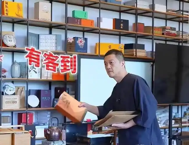 在李亚鹏的个人资料里,他给我们看了一块他非常喜爱的太湖石铜雕,说是