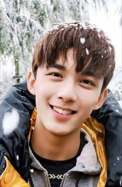 吴磊,明朗的笑容很打动人啊, 大家也想和这样的少年一起看雪吧.