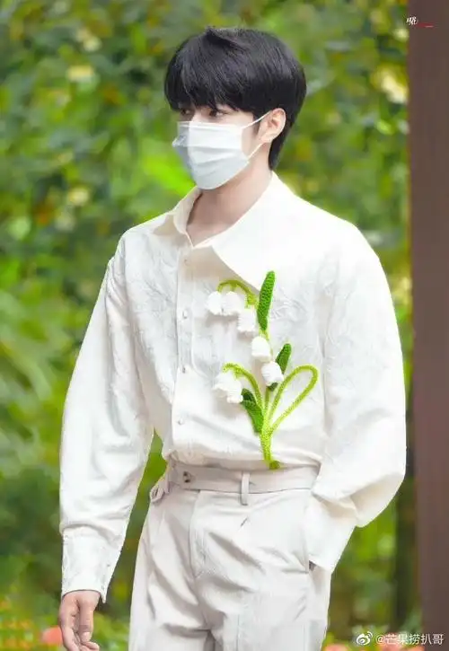 探探案白衬衫路透#刘耀文《萌探探探案》状态也太好了叭,一身白色衣服