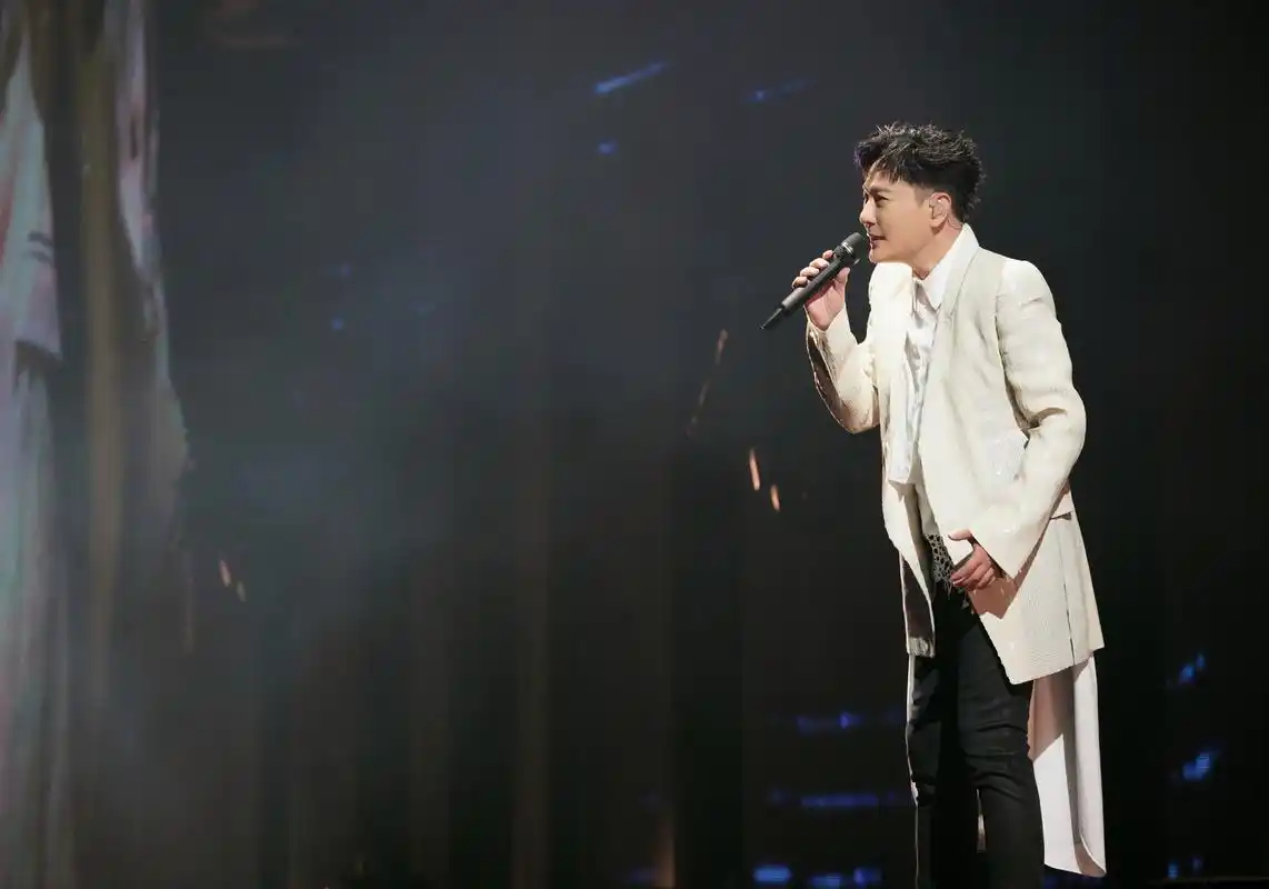 "哲式情歌"温暖响起,200名医护圆梦张信哲未来式2.0武汉站