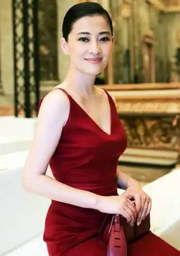 45岁梅婷近照认不出,红色宽松针织套装搭配黄色短发,气质爆棚