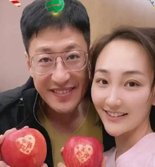 演员于震二婚娶小13岁辛月婚后生了三胎如今生活幸福