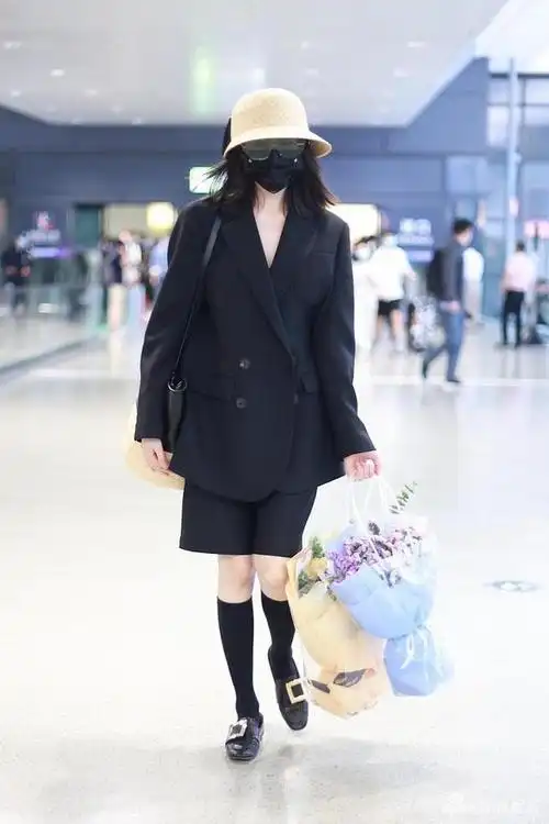 2021年6月2日,上海,明星现身机场. 张天爱