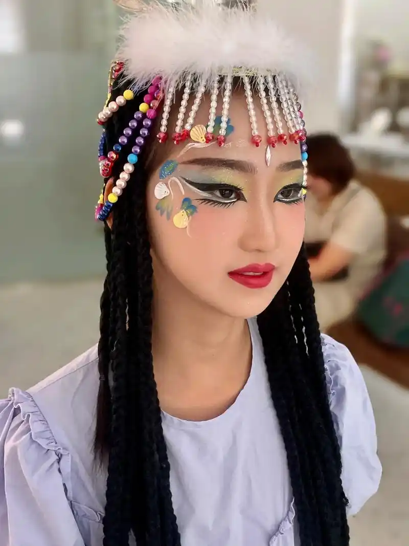 儿童舞台妆原相机直出.有人问:7373学费大概需要多少钱?