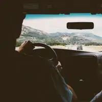 适合男孩子用的头像真实男生开车侧面头像