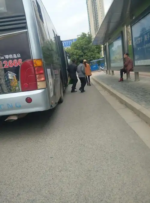 公交车到站人们有序的上下车