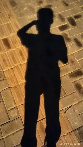 路灯下影子,也高大了许多.