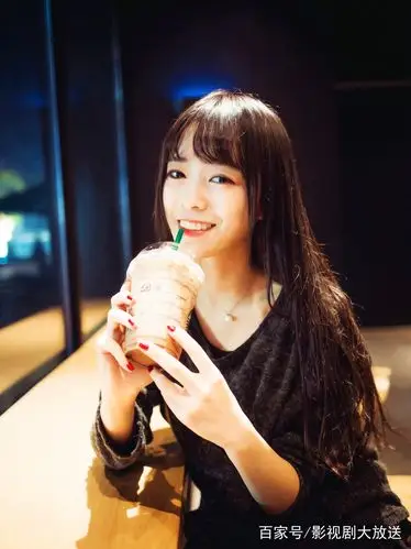 喝着奶茶的小姐姐