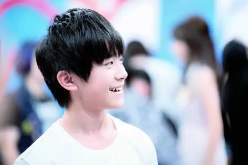 tfboys易烊千玺 tfboys偶像手记 甜甜的笑 侧颜
