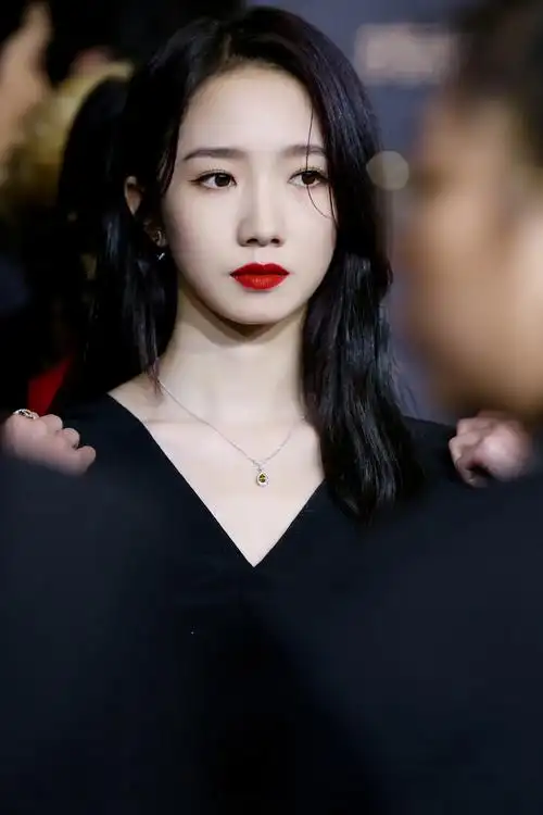 孟美岐红唇黑裙妩媚性感写真图片56