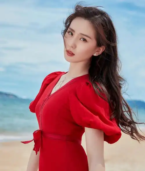 刘诗诗海边红裙照,优雅大气!__财经头条