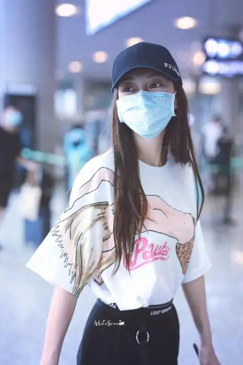 杨颖蓝黑配色卫衣现身机场,大长腿超级吸睛,尽显青春活力