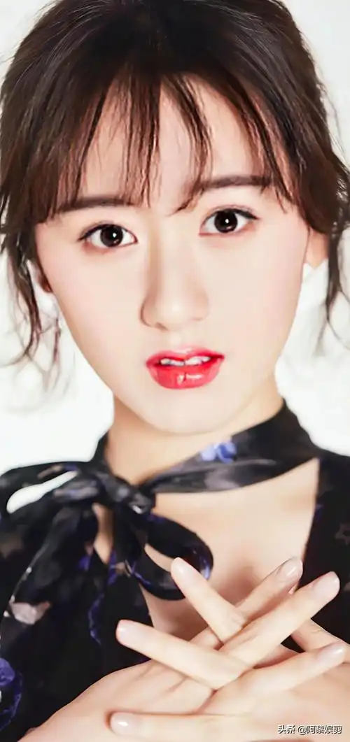 袁冰妍青春靓丽,甜美可爱