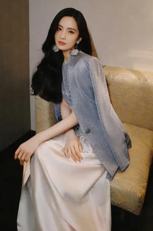 身穿品牌2024春夏系列细闪针织套装,优雅温婉的东方美人～#刘诗诗高腰