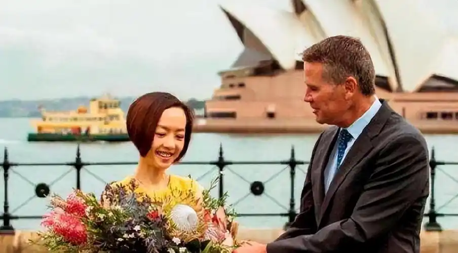 回顾主持人鲁豫一婚嫁美国人二婚嫁初恋52岁一个人生活