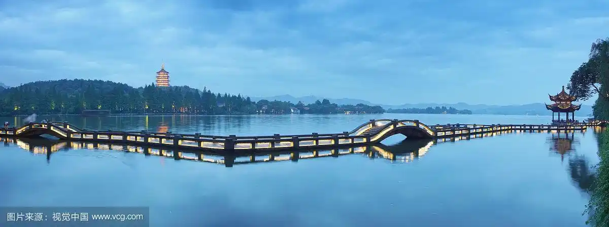 杭州西湖长桥公园夜晚全景图