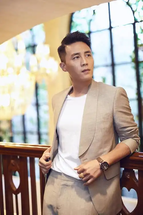 活动现场,杜淳身着cerruti灰色西装亮相,得体的剪裁完美体现了健硕好