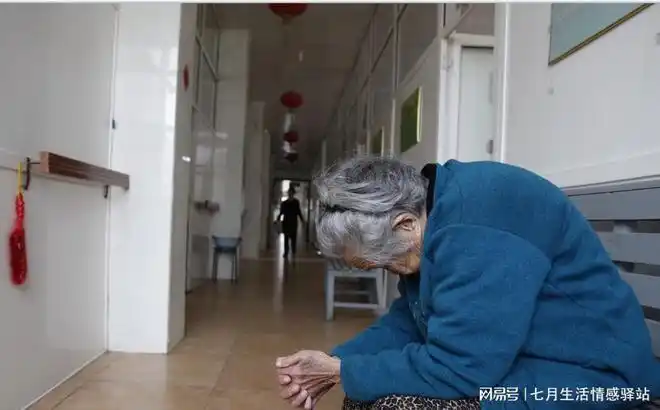 养老院里102岁孤独老人每天趴在窗口哭喊我要回家我要找妈妈