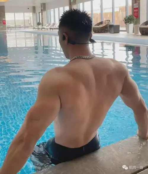 力完全被吸引住了粉丝们的眼睛瞬间就瞪得像铜铃当他脱掉运动衣秀出完