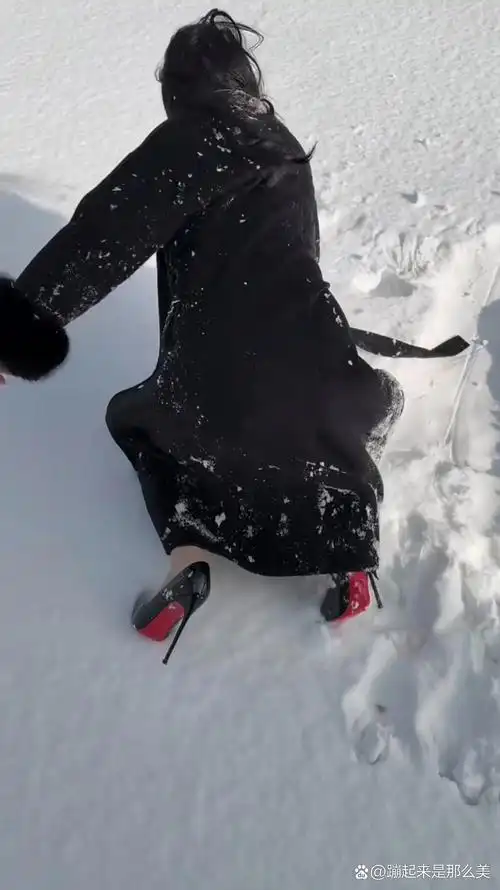 极光超薄肉丝,黑色高跟,长款的羊绒风衣,这样的小姐姐,独自雪地里玩耍
