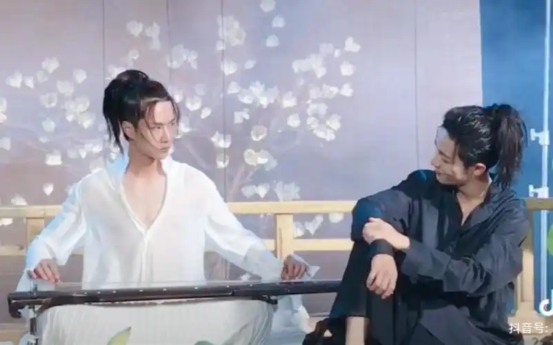 【肖战王一博 时尚芭莎拍摄花絮】哥哥那个身体前倾的动作真的好可爱