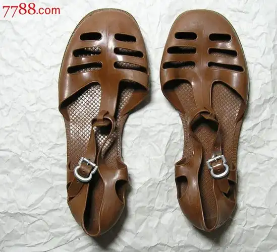 收藏怀旧6070年代老式塑料凉鞋几十年了跟橡胶一样柔软