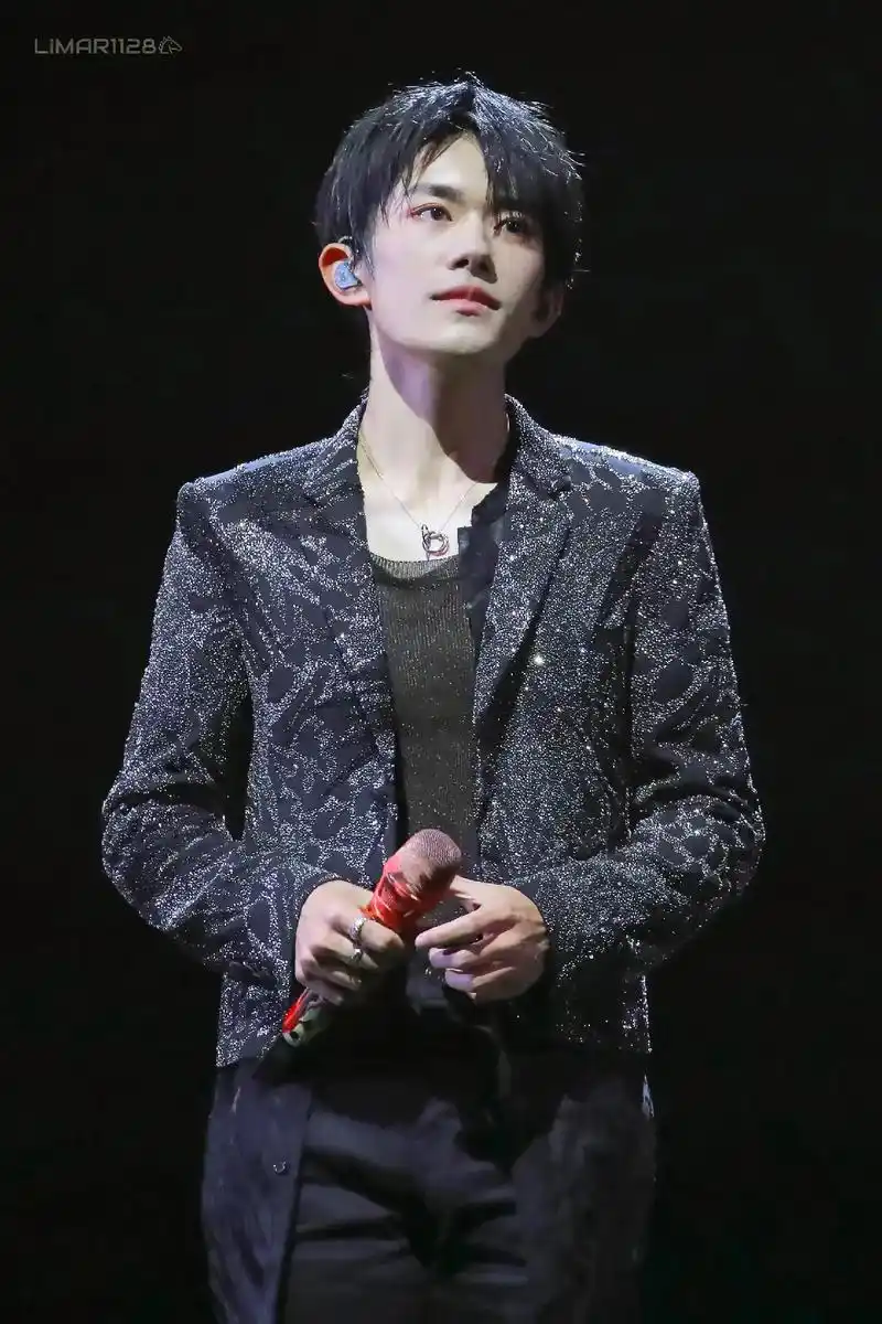 易烊千玺今天是12月2日,是千年一遇的爱的对称日,2021 - 抖音