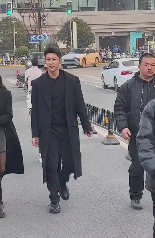 视频中的黄景瑜穿着长款黑色风衣自带大佬的气场,不少网友评论称这才