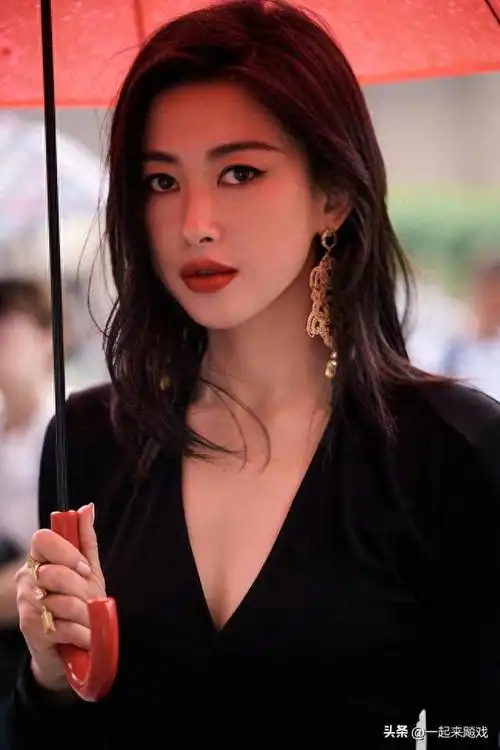 朱珠连续10年入选世界百美肤白貌美