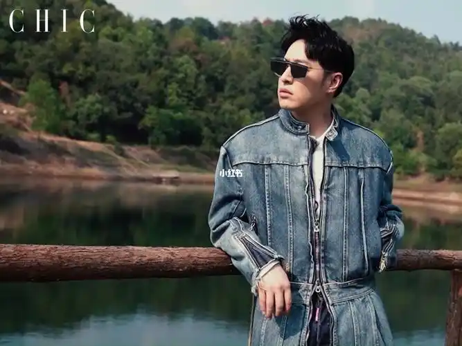 潘玮柏拍摄花絮分享双结构未来感墨镜