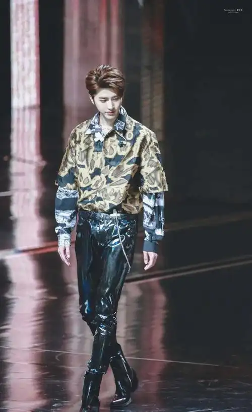 蔡徐坤解锁新造型穿豹纹衬衫搭皮裤看清全身后好a一男的