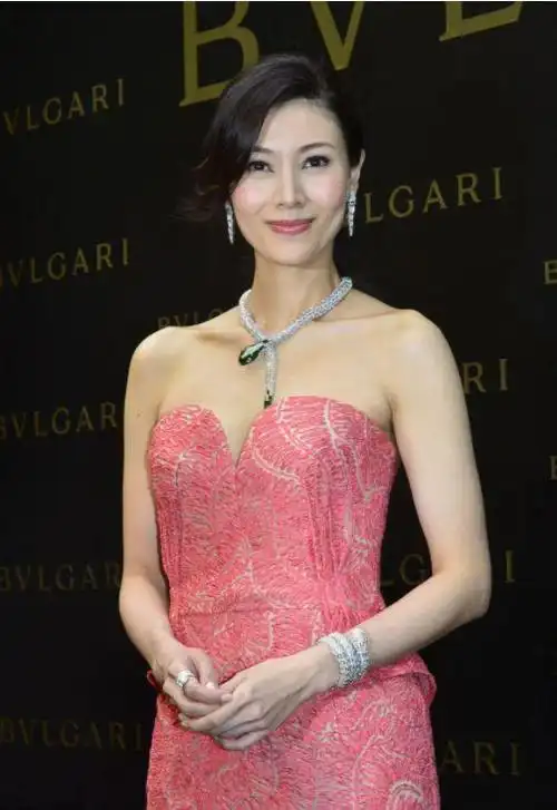 李嘉欣最美阔太名副其实一袭粉色抹胸裙高贵华丽气质绝了