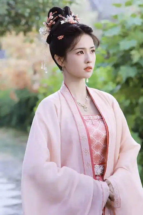 白鹿美照获赞!古装宫廷照显优雅美艳,网友:仙女下凡_照片_魅力_服装