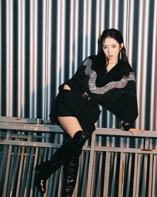 孟美岐完美诠释眼神杀一身连体裤装帅气又时髦轻松撩人于无形