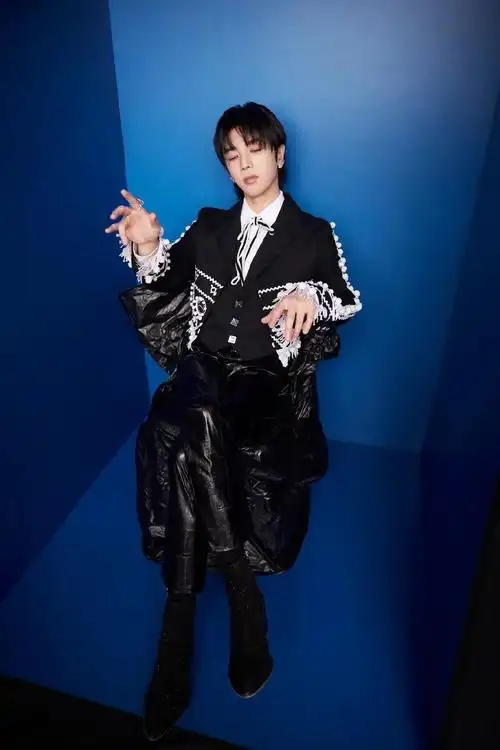 华晨宇微博之夜壁纸闪电眼妆酷飒帅气西装蛊精天帝名不虚传